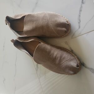 Toms Suede Tan Khaki Ballet Flats Loafer Shoes Size 9.5 EUC